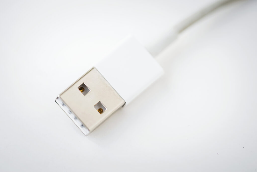Gros plan sur le connecteur USB-A blanc d'un câble de charge pour iPhone