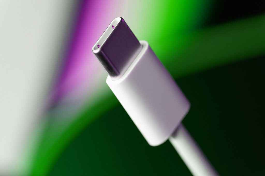 Gros plan sur le connecteur USB-C blanc d'un câble pour iPhone 15, 16 et 17